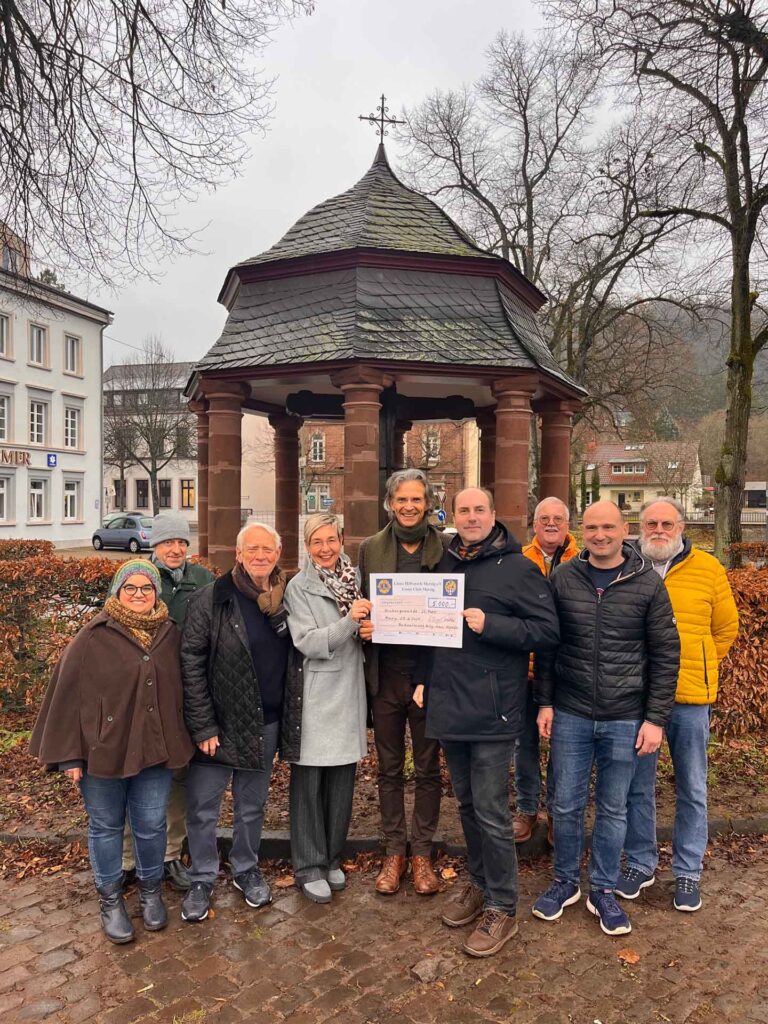 Übergabe an der Heilig-Kreuz-Kapelle an Herrn Dekan Patrick Schmidt für die Pfarrgemeinde St. Peter