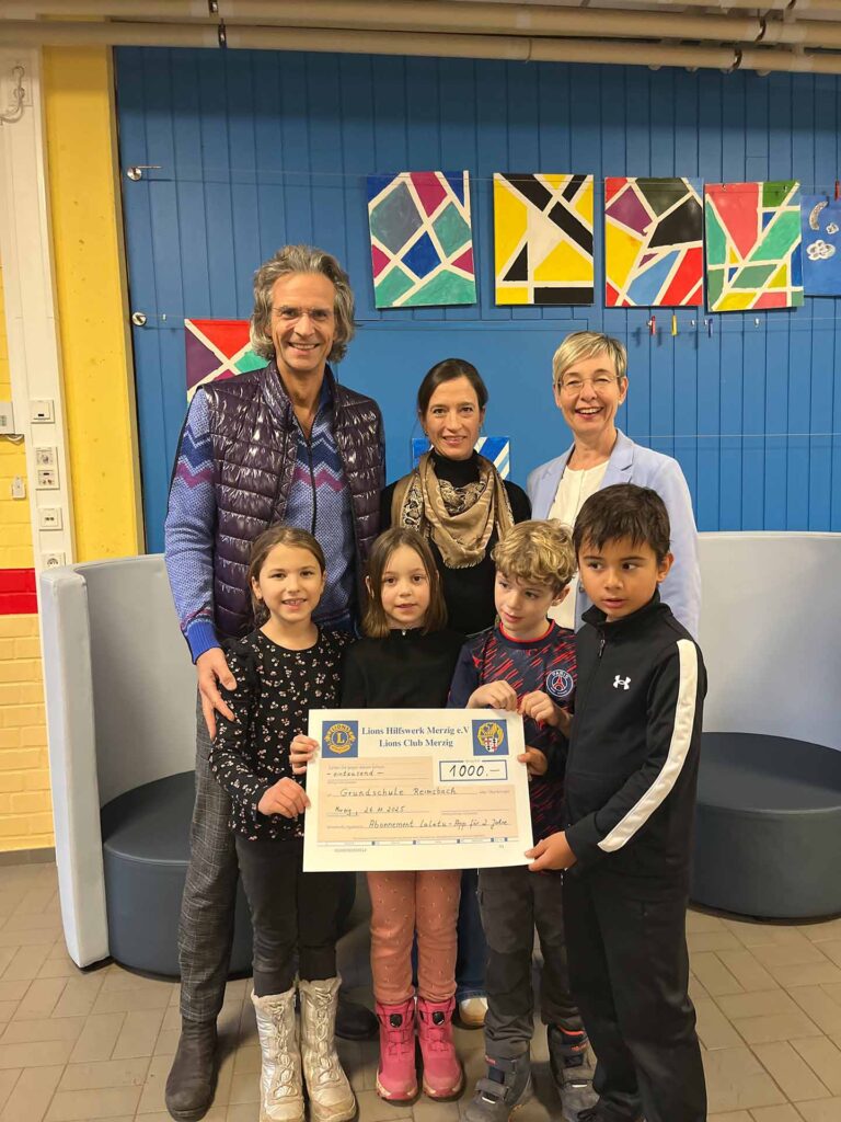 Übergabe an die stellvertretende Schulleiterin der Grundschule Reimsbach, Fr. Nicole Selzer