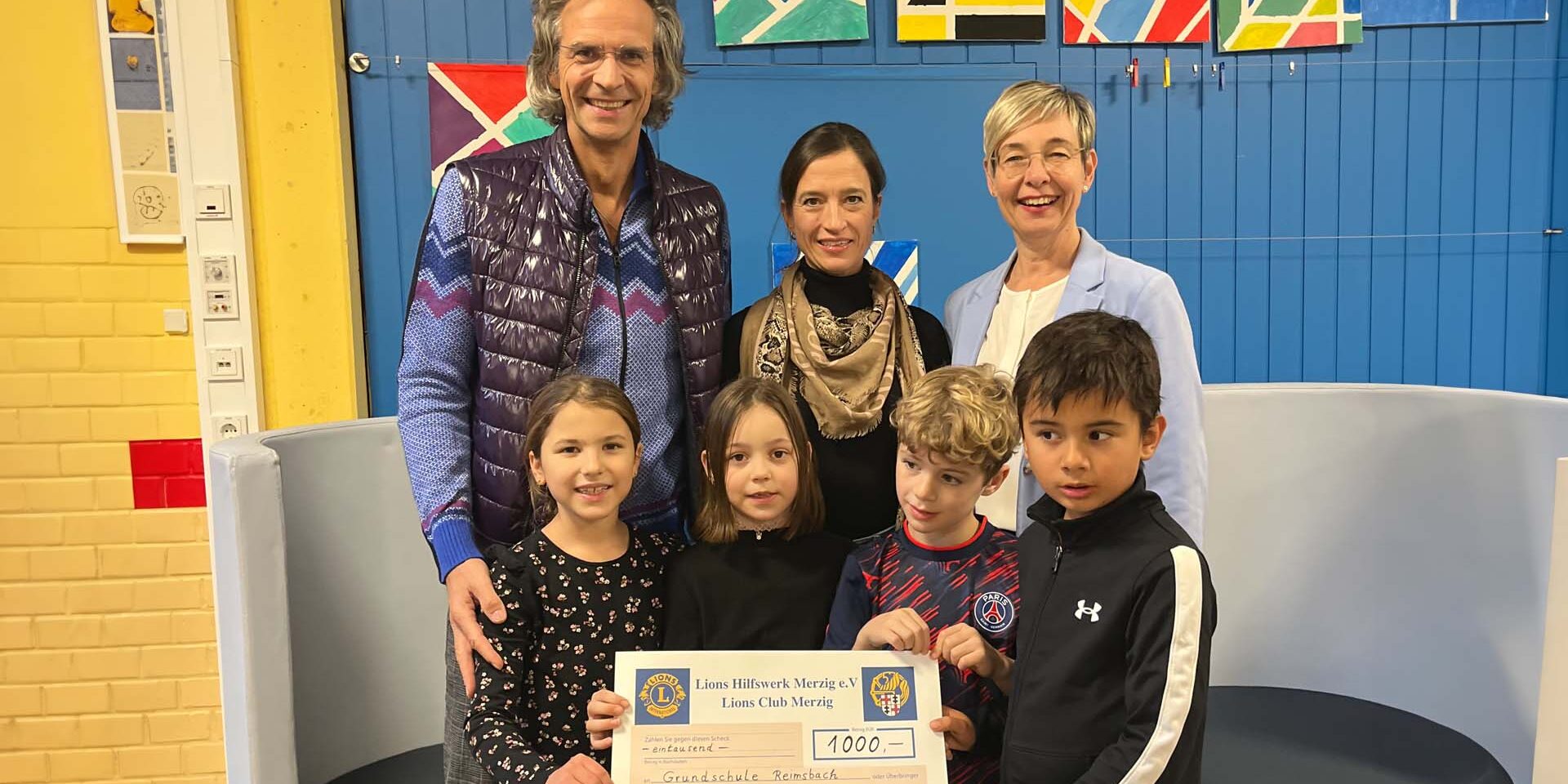 Übergabe an die stellvertretende Schulleiterin der Grundschule Reimsbach, Fr. Nicole Selzer Übergabe an die stellvertretende Schulleiterin der Grundschule Reimsbach, Fr. Nicole Selzer