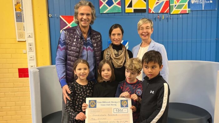 Übergabe an die stellvertretende Schulleiterin der Grundschule Reimsbach, Fr. Nicole Selzer